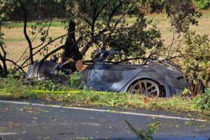 Hombre y sus dos hijos mueren calcinados en un Tesla 