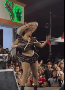 Bailarina exótica se disculpa por portar la Bandera de México en su show