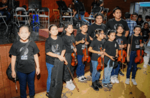 Violines donados a niños de Chiapas son retenidos por la Marina en Veracruz 