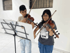 Violines donados a niños de Chiapas son retenidos por la Marina en Veracruz 