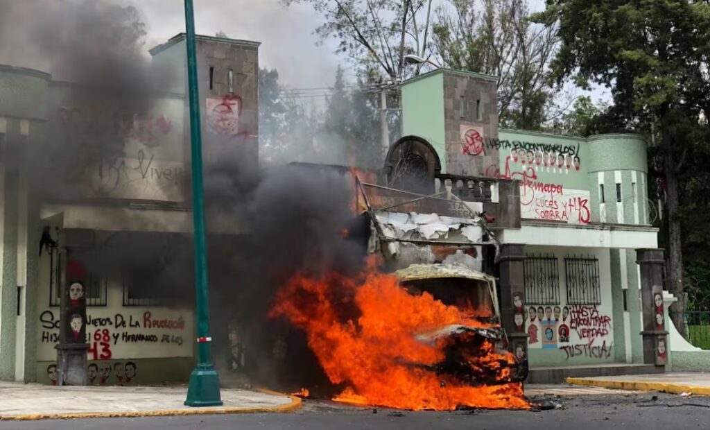 Protestas por Ayotzinapa 2025: manifestantes derriban puerta del Campo Militar 1 con un camión