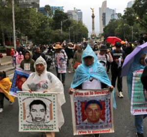 A 11 años de Ayotzinapa, padres marchan en la CDMX para exigir justicia