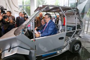 Mexicanos crean Hidrobinisa, el primer auto mexicano con hidrógeno y energía solar