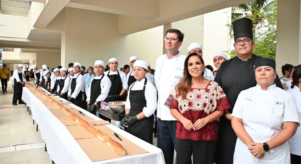 Universidad del Caribe festeja 25 años con la torta de cochinita más larga en Cancún 1 Universidad del Caribe festeja 25 años con la torta de cochinita más larga en Cancún