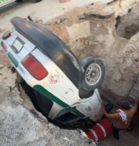 Taxi cae en una zanja en la Región 102 de Cancún