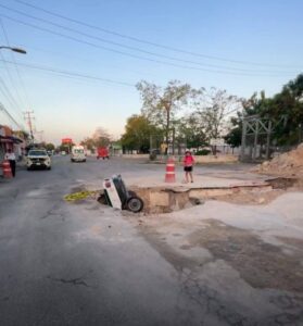 Taxi cae en una zanja en la Región 102 de Cancún
