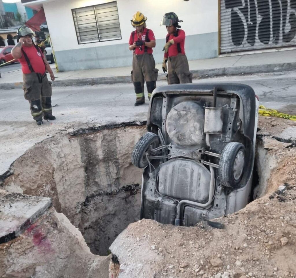 Taxi cae en una zanja en la Región 102 de Cancún