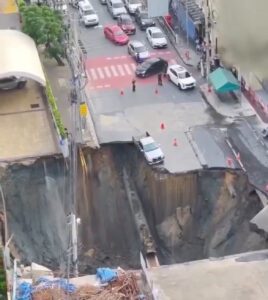 Enorme socavón se abre frente a hospital en Bangkok, Tailandia