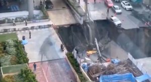 Enorme socavón se abre frente a hospital en Bangkok, Tailandia