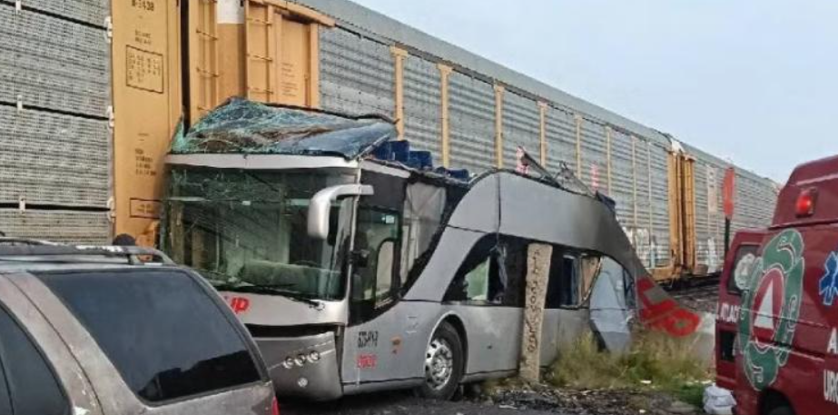 Suman 10 muertos y 40 heridos por embestida de tren a autobús en Edomex