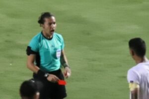 Futbolista “cachetea” a árbitra por expulsarlo del partido 