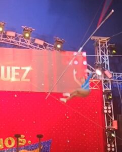 Trapecista cae al vacío en pleno show de un circo 