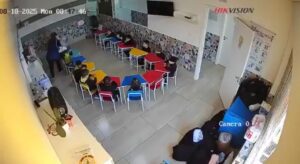 Maestra golpea su alumno de 4 años  y le tira un diente 