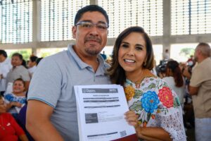 Las y los beneficiarios son de 13 colonias en regularización, que tuvieron que esperar largos años para obtener sus escrituras