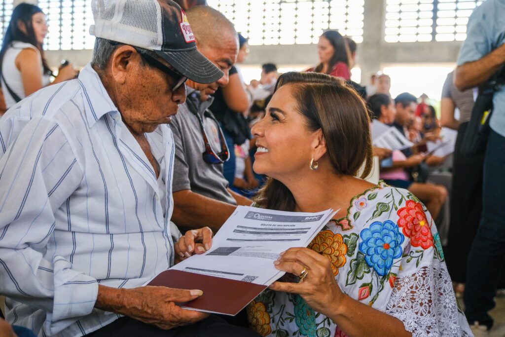 Las y los beneficiarios son de 13 colonias en regularización, que tuvieron que esperar largos años para obtener sus escrituras