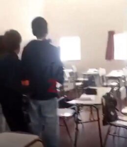 Alumna dispara dentro de su salón de clases en una secundaria 