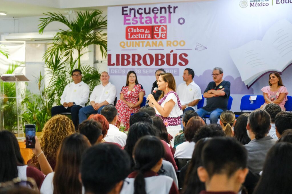 Clubes de lectura toman el CBTIS 111: el Librobús inicia gira por Quintana Roo