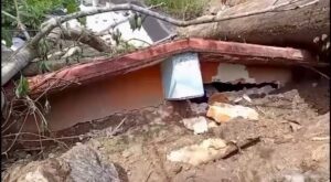 Derrumbe sepulta telesecundaria en Chiapas