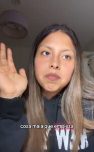 Jovencita llora en un taxi y el conductor le regala un abrazo