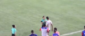 Futbolista “cachetea” a árbitra por expulsarlo del partido 
