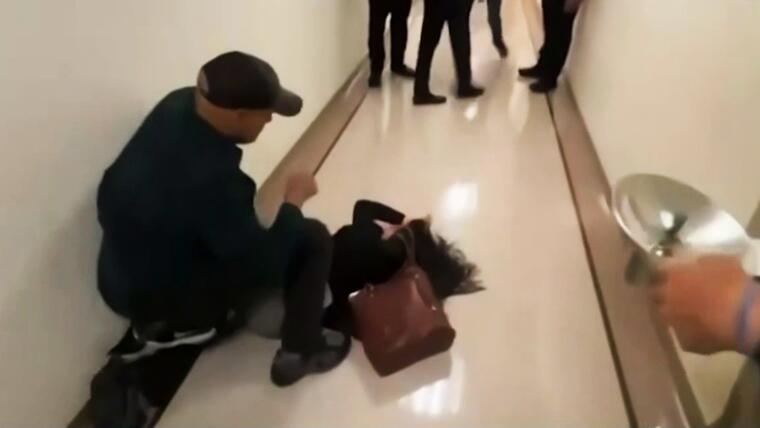 Agente de Estados Unidos agrede a mujer hispana que reclamaba detención de su esposo