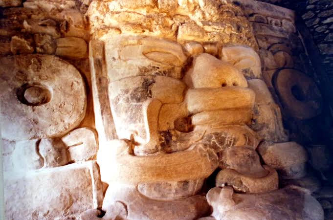 Los mascarones olmecoides de Chakanbakán, un arte monumental en Quintana Roo