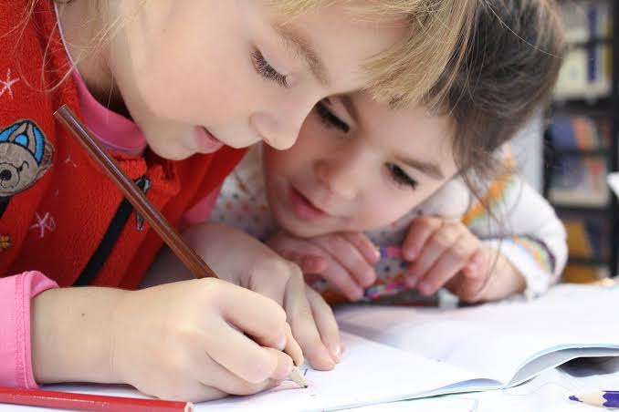Cómo el bilingüismo en la infancia fortalece el cerebro y mejora el aprendizaje