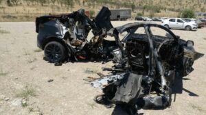 Hombre y sus dos hijos mueren calcinados en un Tesla 