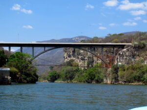 Subsecretaria de Turismo de Chiapas se avienta de un puente 