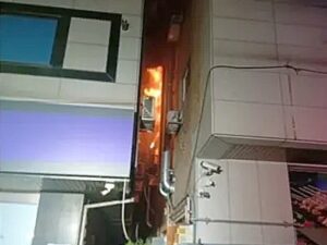 Mujer provoca un incendio tras querer matar una cucaracha con un encendedor