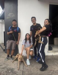 Captan a hombre lanzando perritos a la corriente de un río 