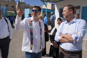 Noroña recorre Wihdat, colonia que inició como campo de refugiados palestinos en 1955