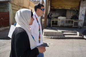 Noroña recorre Wihdat, colonia que inició como campo de refugiados palestinos en 1955