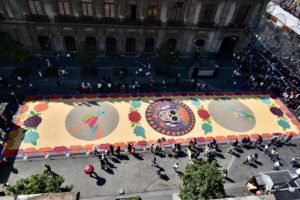 Inauguran Ofrenda Monumental de Día de Muertos 2025 en el Zócalo