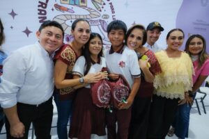 Arranca entrega de tenis a estudiantes de Cancún: beneficiarán a más de 119 mil alumnos