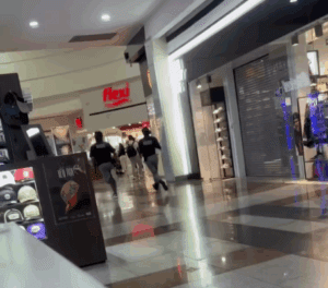 Policía de Cancún detiene a tres personas tras intento de robo en joyería de Plaza Las Américas