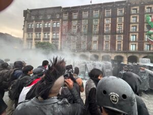Manifestantes y policías se enfrentan en la Marcha del 2 de octubre 