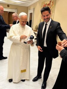 Papa León XVI recibe enorme peluche del Doctor Simi en el Vaticano