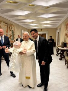 Papa León XVI recibe enorme peluche del Doctor Simi en el Vaticano