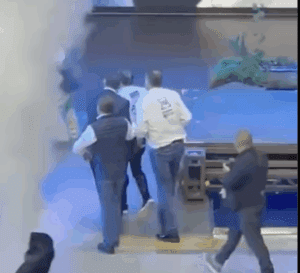 Político cae a una pileta de agua en el relanzamiento del PAN