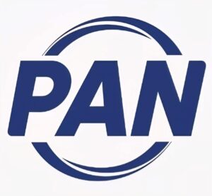 Político cae a una pileta de agua en el relanzamiento del PAN