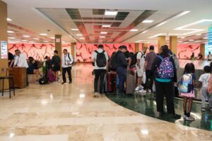 Aeropuerto de Tulum, reconocido con el premio International Top 25 Airports 2025 El Aeropuerto Felipe Carrillo Puerto se encuentra entre los mejores del mundo. La gobernadora Mara Lezama anunció que el Aeropuerto de Tulum, fue reconocido con el premio International Top 25 Airports 2025, que lo coloca entre los mejores del mundo. Aeropuerto de Tulum entre los mejores del mundo A menos de dos años de su inauguración, el Aeropuerto Internacional de Tulum “Felipe Carrillo Puerto” se consolida como una de las principales puertas de entrada al Caribe Mexicano, impulsando el turismo y generando nuevas oportunidades para la región. Por ello, ha sido reconocido con el premio International Top 25 Airports 2025, colocándolo entre los mejores del mundo. El premio “Internacional Top Airport 2025”, fue otorgado por la organización “International Top 25”, empresa estadounidense dedicada a crear una lista de las mejores 25 empresas a nivel mundial en diversos sectores como hotelería, gastronomía y aviación. El Aeropuerto de Tulum, destaca por su desempeño operativo, innovación, atención al cliente, estado de las instalaciones y el impacto positivo en la comunidad. El “Aeropuerto Felipe Carrillo Puerto”, es una obra estratégica construida por los Ingenieros del Ejército en beneficio del pueblo de México, lo que posiciona a Tulum como una puerta al mundo, símbolo de excelencia, innovación y conexión que impulsa el turismo y proyecta lo mejor de nuestro país. Bernardo Cueto, secretario de Turismo, consideró que este premio es producto del buen trabajo que se ha realizado, además de que en 2026 se tienen grandes expectativas de nuevos vuelos ante la coyuntura del Mundial de futbol. "Estamos trabajando con las aerolíneas. De hecho, estamos en diversas reuniones, planteando lo que serán las rutas para el próximo año", destacó Cueto. El dirigente de la Secretaria de Turismo, recordó que el Aeropuerto de Tulum en su primer año duplicó las expectativas y se ha convertido en una terminal que ha generado una mayor afluencia de visitantes a Quintana Roo.