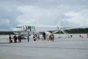 Aeropuerto de Tulum, reconocido con el premio International Top 25 Airports 2025 El Aeropuerto Felipe Carrillo Puerto se encuentra entre los mejores del mundo. La gobernadora Mara Lezama anunció que el Aeropuerto de Tulum, fue reconocido con el premio International Top 25 Airports 2025, que lo coloca entre los mejores del mundo. Aeropuerto de Tulum entre los mejores del mundo A menos de dos años de su inauguración, el Aeropuerto Internacional de Tulum “Felipe Carrillo Puerto” se consolida como una de las principales puertas de entrada al Caribe Mexicano, impulsando el turismo y generando nuevas oportunidades para la región. Por ello, ha sido reconocido con el premio International Top 25 Airports 2025, colocándolo entre los mejores del mundo. El premio “Internacional Top Airport 2025”, fue otorgado por la organización “International Top 25”, empresa estadounidense dedicada a crear una lista de las mejores 25 empresas a nivel mundial en diversos sectores como hotelería, gastronomía y aviación. El Aeropuerto de Tulum, destaca por su desempeño operativo, innovación, atención al cliente, estado de las instalaciones y el impacto positivo en la comunidad. El “Aeropuerto Felipe Carrillo Puerto”, es una obra estratégica construida por los Ingenieros del Ejército en beneficio del pueblo de México, lo que posiciona a Tulum como una puerta al mundo, símbolo de excelencia, innovación y conexión que impulsa el turismo y proyecta lo mejor de nuestro país. Bernardo Cueto, secretario de Turismo, consideró que este premio es producto del buen trabajo que se ha realizado, además de que en 2026 se tienen grandes expectativas de nuevos vuelos ante la coyuntura del Mundial de futbol. "Estamos trabajando con las aerolíneas. De hecho, estamos en diversas reuniones, planteando lo que serán las rutas para el próximo año", destacó Cueto. El dirigente de la Secretaria de Turismo, recordó que el Aeropuerto de Tulum en su primer año duplicó las expectativas y se ha convertido en una terminal que ha generado una mayor afluencia de visitantes a Quintana Roo.