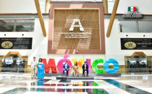 Aeropuerto de Tulum, reconocido con el premio International Top 25 Airports 2025 El Aeropuerto Felipe Carrillo Puerto se encuentra entre los mejores del mundo. La gobernadora Mara Lezama anunció que el Aeropuerto de Tulum, fue reconocido con el premio International Top 25 Airports 2025, que lo coloca entre los mejores del mundo. Aeropuerto de Tulum entre los mejores del mundo A menos de dos años de su inauguración, el Aeropuerto Internacional de Tulum “Felipe Carrillo Puerto” se consolida como una de las principales puertas de entrada al Caribe Mexicano, impulsando el turismo y generando nuevas oportunidades para la región. Por ello, ha sido reconocido con el premio International Top 25 Airports 2025, colocándolo entre los mejores del mundo. El premio “Internacional Top Airport 2025”, fue otorgado por la organización “International Top 25”, empresa estadounidense dedicada a crear una lista de las mejores 25 empresas a nivel mundial en diversos sectores como hotelería, gastronomía y aviación. El Aeropuerto de Tulum, destaca por su desempeño operativo, innovación, atención al cliente, estado de las instalaciones y el impacto positivo en la comunidad. El “Aeropuerto Felipe Carrillo Puerto”, es una obra estratégica construida por los Ingenieros del Ejército en beneficio del pueblo de México, lo que posiciona a Tulum como una puerta al mundo, símbolo de excelencia, innovación y conexión que impulsa el turismo y proyecta lo mejor de nuestro país. Bernardo Cueto, secretario de Turismo, consideró que este premio es producto del buen trabajo que se ha realizado, además de que en 2026 se tienen grandes expectativas de nuevos vuelos ante la coyuntura del Mundial de futbol. "Estamos trabajando con las aerolíneas. De hecho, estamos en diversas reuniones, planteando lo que serán las rutas para el próximo año", destacó Cueto. El dirigente de la Secretaria de Turismo, recordó que el Aeropuerto de Tulum en su primer año duplicó las expectativas y se ha convertido en una terminal que ha generado una mayor afluencia de visitantes a Quintana Roo.