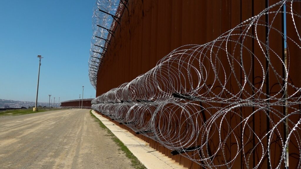 EE. UU. impondrá multas de 5000 dólares a quienes intenten ingresar sin documentos