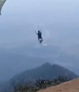 Hombre forza a su perrito a subir a un parapente y recibe fuertes críticas
