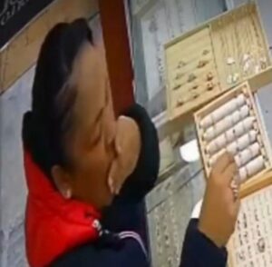 Mujer se traga un anillo para robarlo de una joyería 