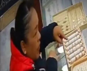 Mujer se traga un anillo para robarlo de una joyería 