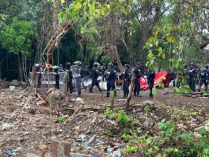 Se enfrentan policías e invasores en Playa del Carmen 