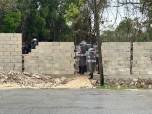 Se enfrentan policías e invasores en Playa del Carmen 